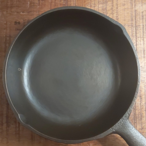 Vintage Unmarked BSR Cast Iron Skillet, #3 - Picture 3 of 14